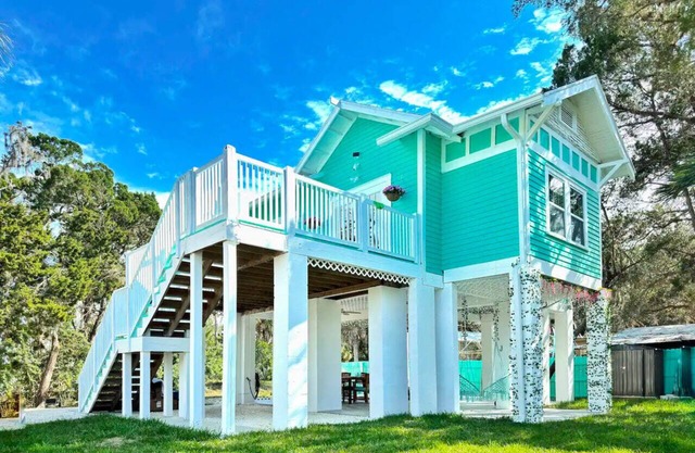 Riverside Cozy Treehouse, Outdoor Movie & Firepit