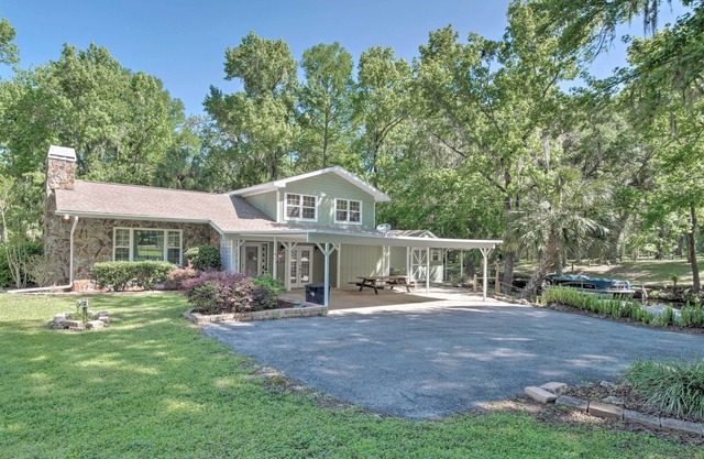 Riverside Dunnellon Home w/ Hot Tub & Kayaks!