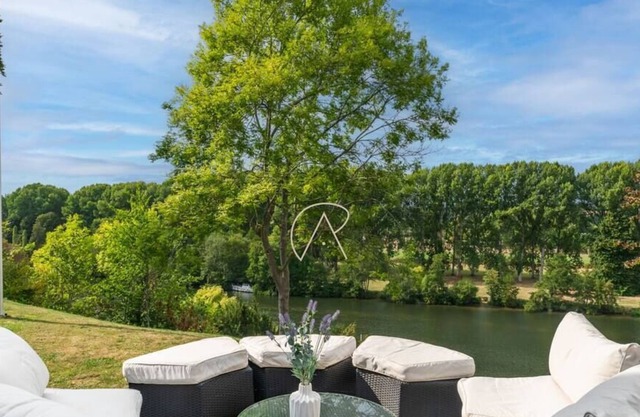 Riverside Escape Marlow, Large Luxury Family Home