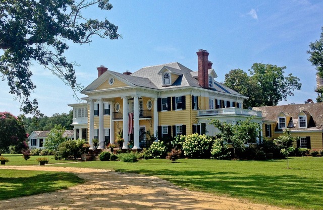 Riverside farm cottage with pool