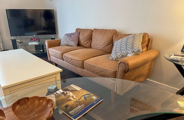 Riverside Haven:Private Room Steps from Bow River