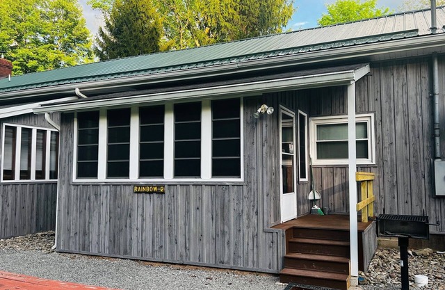 RIVERSIDE RENOVATED 1950's schoolhouse, HOT TUB, Pellet Stove, Pet Friendly