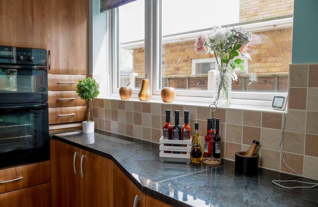 Riverside Retreat - Luxurious 4 Bedroom House