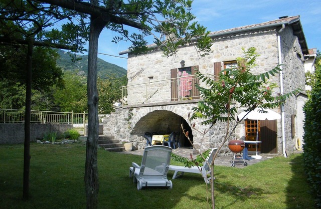 Riverside Retreat in La Souche