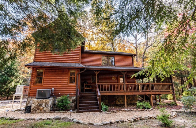 Riversong -3 BR Log Cabin on Toccoa River -Hot Tub, Firepit, Wood Fireplace