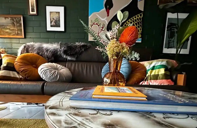Riversong Perth ~ A Riverfront retreat close to Optus, Crown, City & Airport