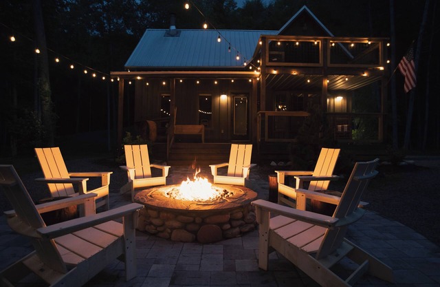 Riverstone Cottage: Cozy Riverfront Retreat