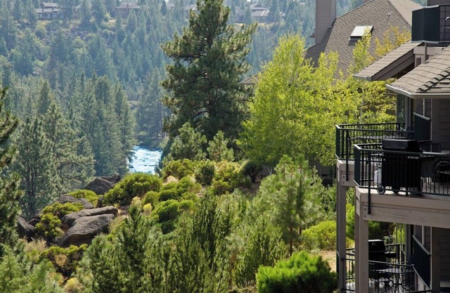 RiverView Hideaway – Trip for 2 to Scenic Bend! Resort Amenities Galore