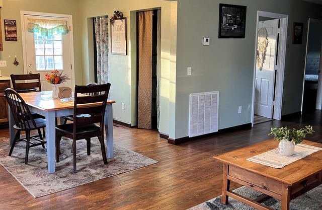 Riverview Retreat II, Charming 2 BR apartment with WiFi in Chapmanville, WV