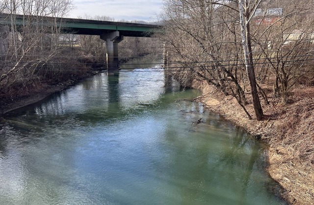 Riverview Retreat Apartment, minutes to Hatfield and McCoy Trails, State Park