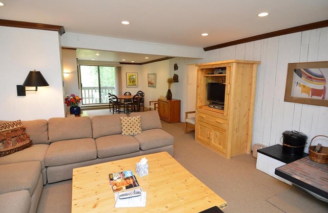Riverview Unit 8, All the Essentials Riverside Condo with Access to Pool & Hot Tub
