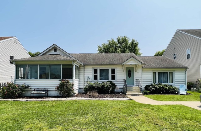 RiverWalk ~ A Home for large Families ~ A short walk to the water !