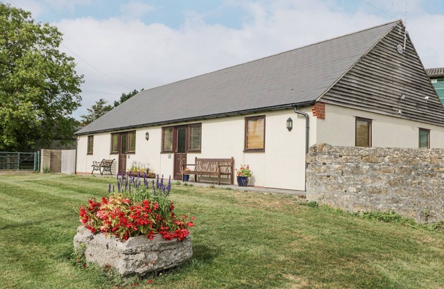 ROAN COTTAGE, pet friendly, with a garden in Royal Wootton Bassett