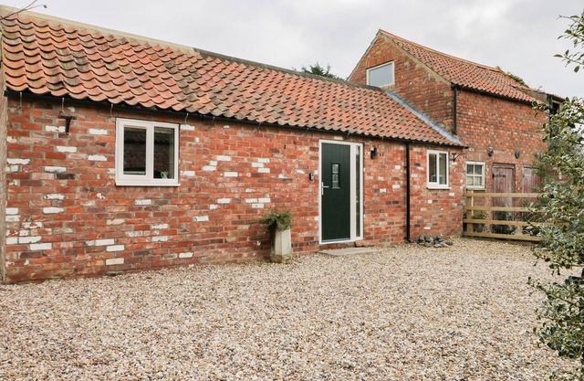 ROBIN'S NEST COTTAGE, pet friendly, with a garden in Brandesburton