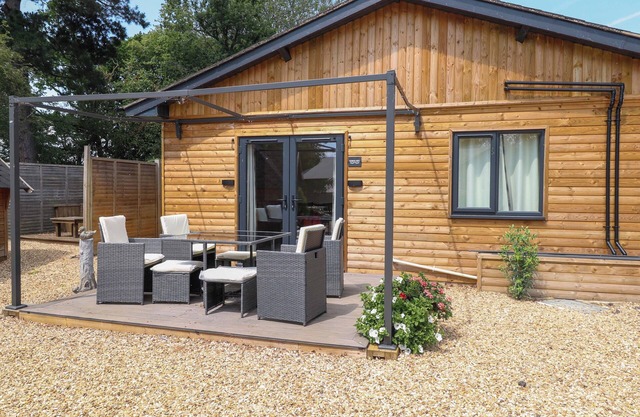 ROBIN'S NEST LODGE, romantic, character holiday cottage in Snettisham