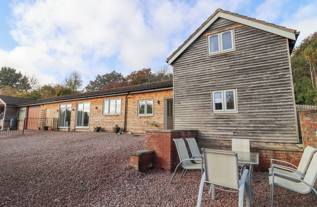 ROBIN'S REST, pet friendly in Gorsley