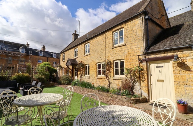 ROBINS NEST, pet friendly, with a garden in Bourton-On-The-Water