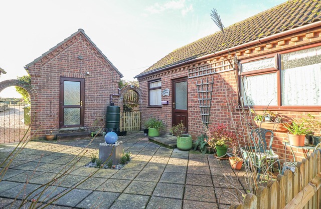 ROBYN'S NEST, pet friendly, with a garden in Brinton