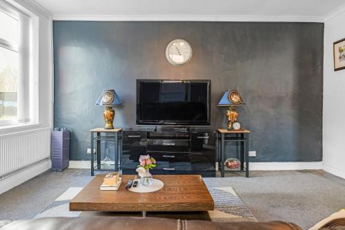 Rochdale 3 Bedroom House 2 Bath with FREE Parking Sleeps 7