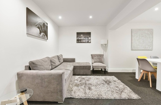 Rochfords Serviced House with 5 Bedrooms, 4 bathrooms, upto12 beds