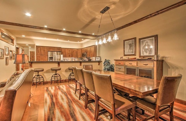 Rock Creek Getaway: 4BR Townhome + Hot Tub