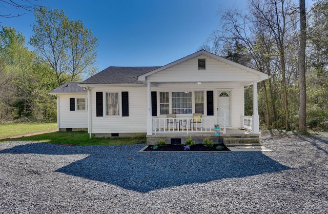 Rock Hill Cottage w/Spacious Yard & Fire Pit!