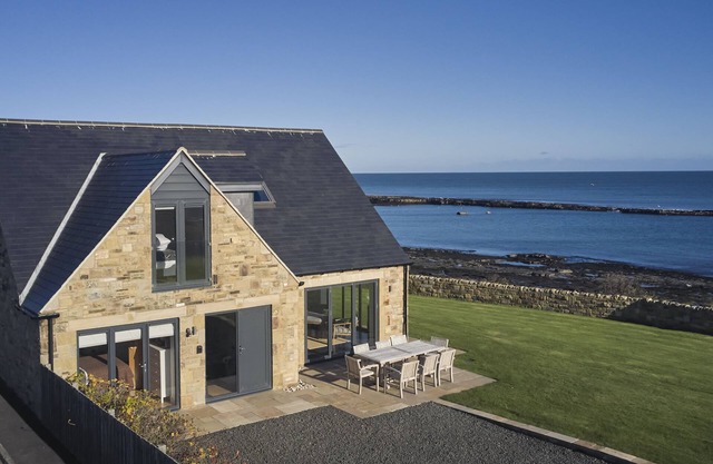 Rock Lobster - a family friendly that sleeps 8 guests in 4 bedrooms