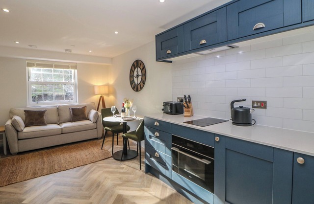 ROCK MILL APARTMENT, pet friendly, with a garden in Eyam