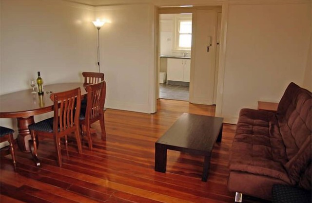 Rockdale Large 2 Bedroom Apartment with Balcony walk to Brighton Le Sands Beach