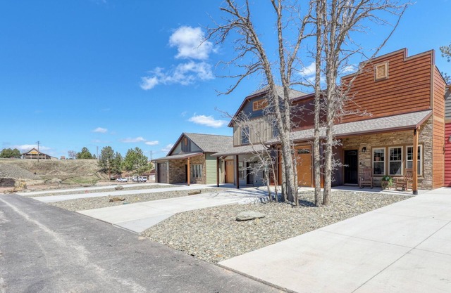 Rockerville Gold Town Lodging #14-"Gold Rush Charm Meets Modern Comfort – Stay in Style!"