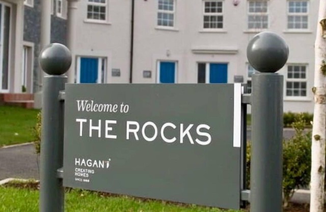 “Rockhaven” West Strand Beach Portrush With Parking - 3 Bedroom+3 Bathroom House