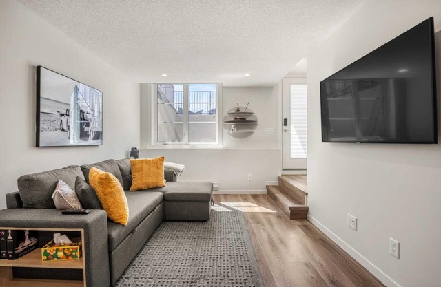 Rockland Oasis: 1BR + Parking. Your private, contemporary and serene getaway.