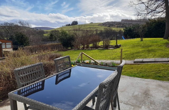 ROCKVIEW BARN, family friendly, country holiday cottage in Dufftown