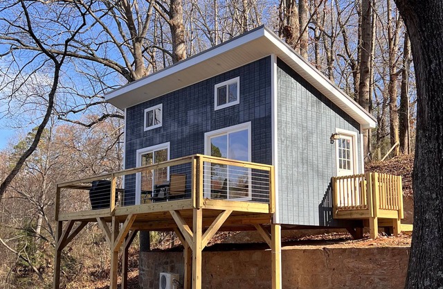 Rockwall Cabin on the Pond! Cool spot, 10 minute drive to Hickory.