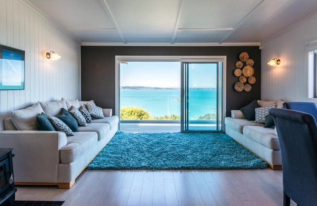 Rocky Bay Luxury Escape - Waiheke Holiday Home