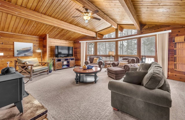Rocky Cliff Retreat at Davis Lake