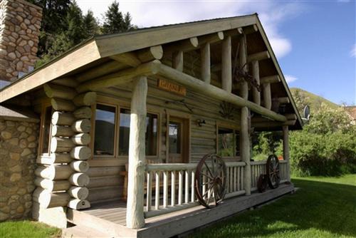 Rocky Mountains Nature Escape: Amazing Log Cabin with a Hot Tub in Darby, MT