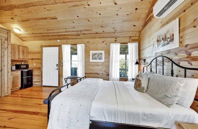 Rocky Ridge Cedar Cabin With Hot Tub & Amazing Views