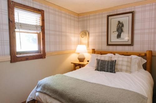 "Rocky Top" - Cozy RRG Cabin off Slade Exit!