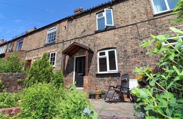 ROECLIFFE, pet friendly, with a garden in Boroughbridge