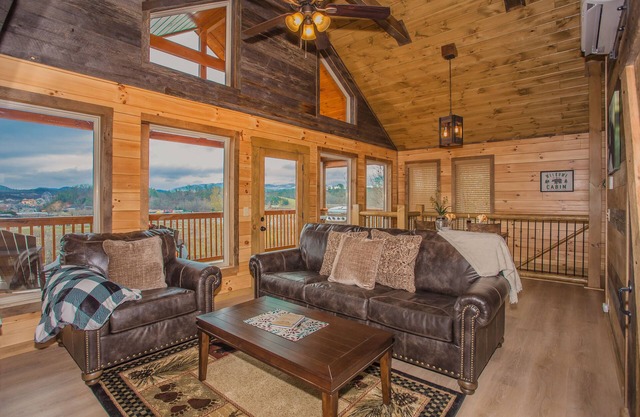 Roger That! New Htd Pool Cabin 1 mile from Pigeon Forge/Gatlinburg Attractions