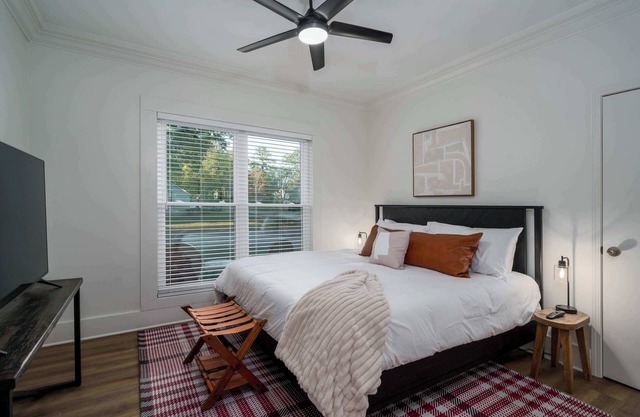 Roll Tide Bungalow-3 miles to UA- 5 TVs- Game Room