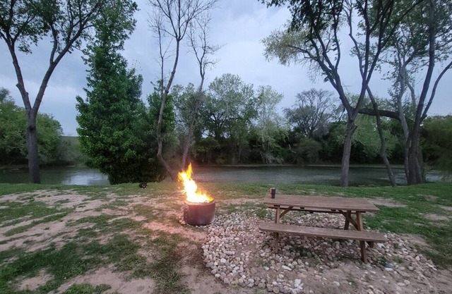 Romance Glamping | Pup Paradise | Near River | ADA