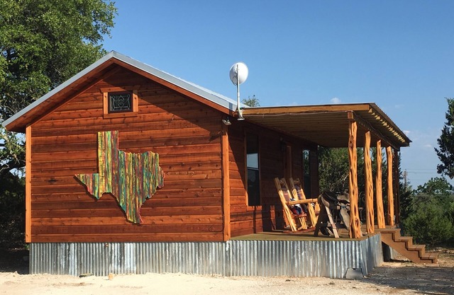 Romantic Ava Haus CABIN. 3 minutes to Main!See our other 4 Ava Haus rentals!