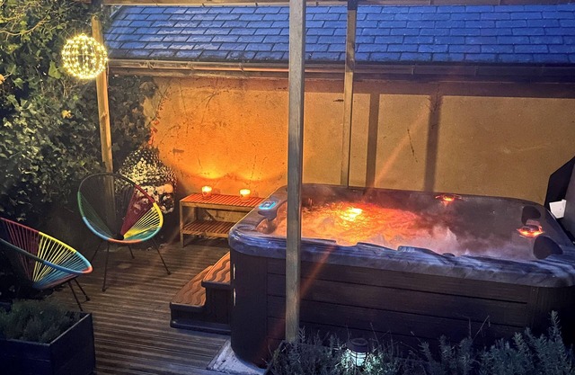 Romantic B&B with sauna and hot tub at the foot of the mountains!