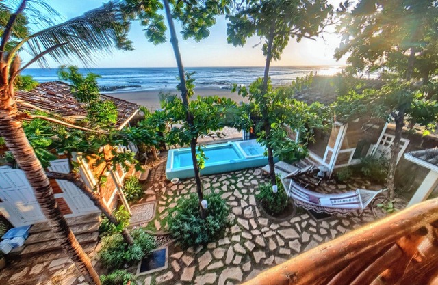 Romantic BeachHouse Balcony Bedroom for Couples w/AC, Pool and Amzng Sunsets