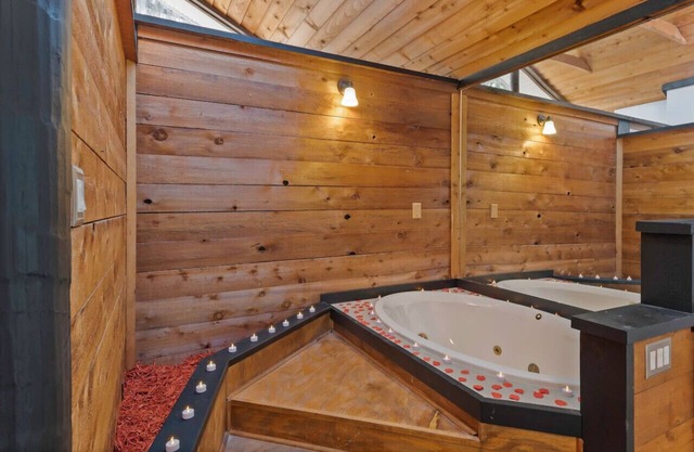 Romantic Cabin w/Balcony + Tub + Hammock + Grill