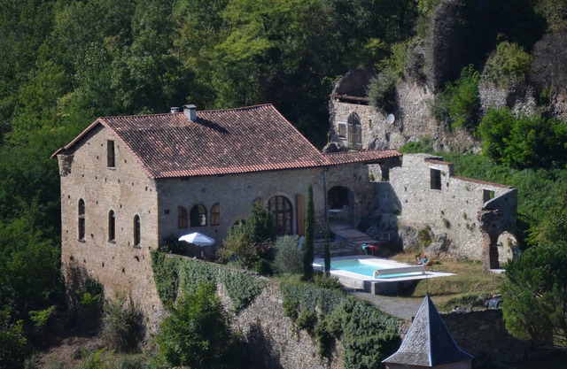 Romantic Cathar castle with private pool