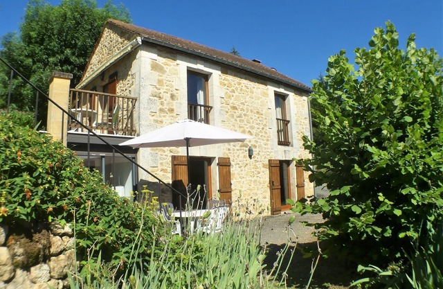 Romantic cottage with huge swimming pool walking distance from medieval village