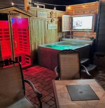 Romantic Couples Retreat - Tahoe Room